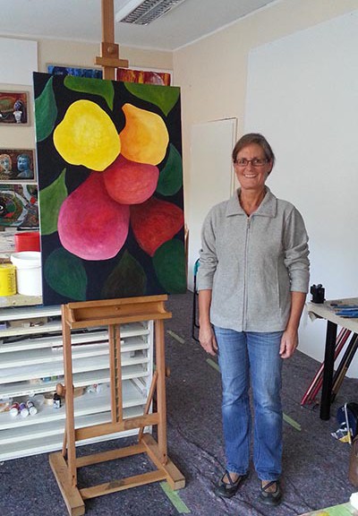 fotografie einer Malerin in meinem Atelier mit ihrem Kunstwerk
